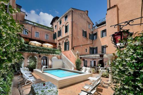 a courtyard with a swimming pool in a building at Hotel Giorgione in Venice