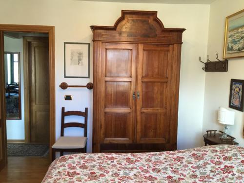 a bedroom with a wooden cabinet and a bed at Residence Redicervinia in Breuil-Cervinia