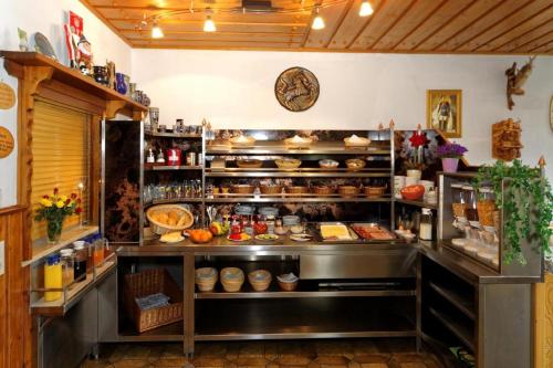 una cocina con mucha comida a la vista en Berghof Pension und Ferienwohnungen, en Bischofsmais