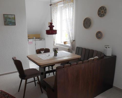 ラーボエにあるFerienwohnung-Moltrecht-1のキッチン(ダイニングルームテーブル、椅子付)