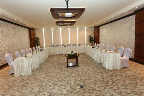Бизнес-центр и/или конференц-зал в Golden Bujari Hotel Al Khobar