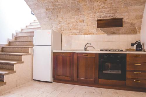 Кухня или мини-кухня в Trullieu Guesthouse Alberobello
