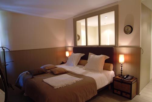 a bedroom with a bed with a mirror above it at Charmehotel Manoir Ogygia in Poperinge