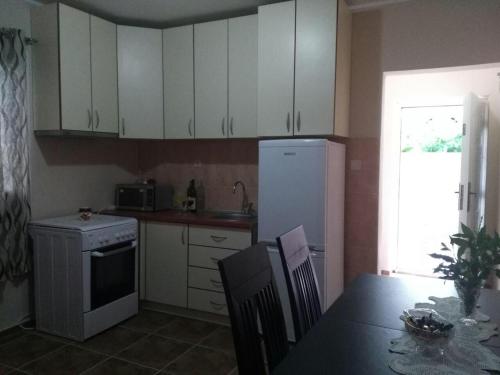 Una cocina o zona de cocina en Apartmani Cuce