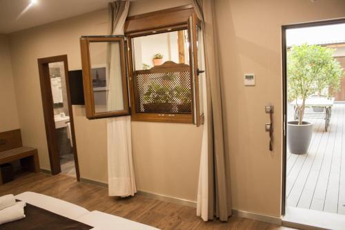 Pokój z lustrem i drzwiami z oknem w obiekcie Hotel Palace Sevilla w Sewilli