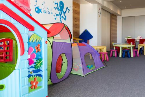 a room with a play house and a play tent at Hotel Commodore in Riccione