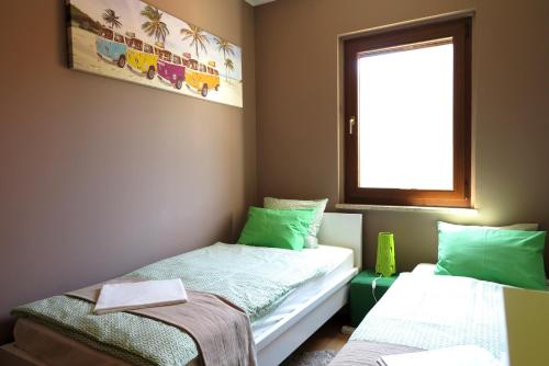 Cette petite chambre comprend 2 lits et une fenêtre. dans l'établissement Apartment Lara, à Rovinj