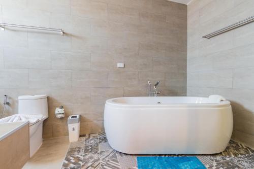 Ένα μπάνιο στο Behind The Scene Hotel Club @ Samui