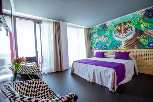 Postel nebo postele na pokoji v ubytování AMISTAT Island Hostel Ibiza - ALBERGUE JUVENIL