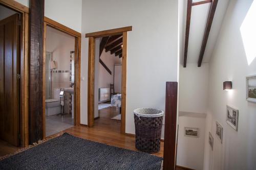 a hallway with a door leading to a bathroom at Alojamiento Turístico El Castro in La Revilla