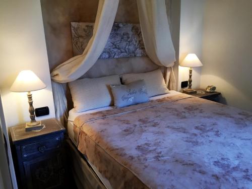 ein Schlafzimmer mit einem großen Bett mit zwei Lampen in der Unterkunft Margot House by Holiday World in Limone Piemonte