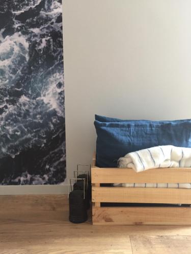 um quarto com uma cama com uma almofada azul em Lar Atlántica em Vigo