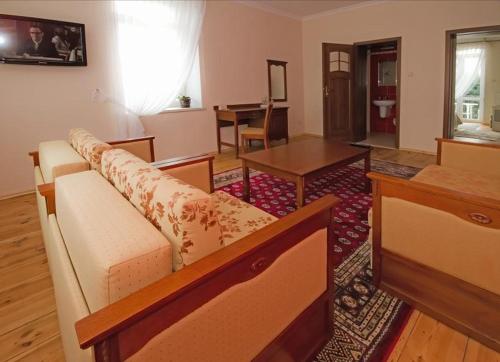 sala de estar con sofá y mesa en Willa Halina, en Sandomierz