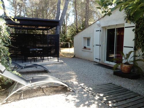 a patio with a table and chairs and a building at Chez Isabelle et Guy B&B in Trans-en-Provence