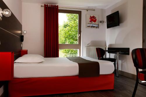 een hotelkamer met een bed en een raam bij Hôtel Restaurant Le Colibri in Douvrin
