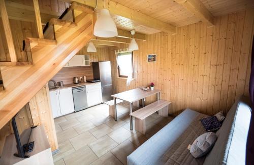 an overhead view of a kitchen with a table in a cabin at Domki Letniskowe Slodka in Niechorze