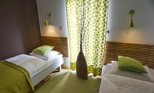 Luče的住宿－House Raduha - depandansa，一间卧室设有两张床和窗户。