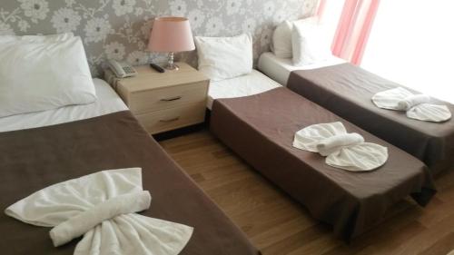 Pokój z 2 łóżkami i stołem z lampką w obiekcie Winecity Hotel w mieście Demre