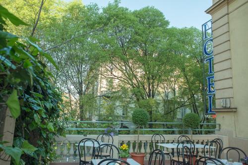 a group of tables and chairs in a courtyard at Hotel Torino Porta Susa in Turin