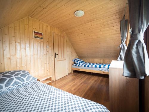 Llit o llits en una habitació de Domki Letniskowe Slodka
