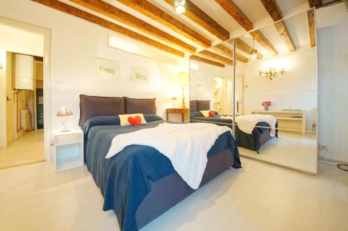 ヴェネツィアにあるDolceVita Apartments N 185のベッドルーム1室(ベッド2台付)、バスルーム1室が備わります。