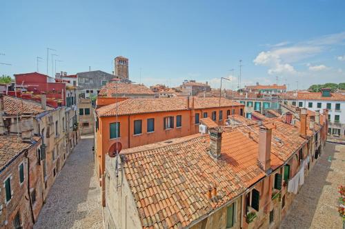 een luchtzicht op een stad met daken bij DolceVita Apartments N 185 in Venetië