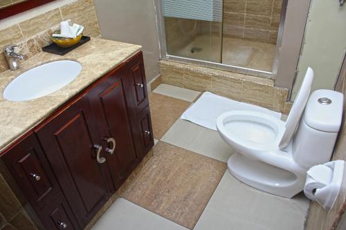 Un baño de De Rembrandt Hotels and Suites