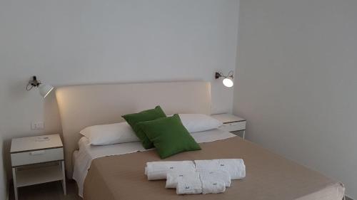 een slaapkamer met een bed met twee handdoeken erop bij Borghetto Mediterraneo in Santa Maria Del Focallo