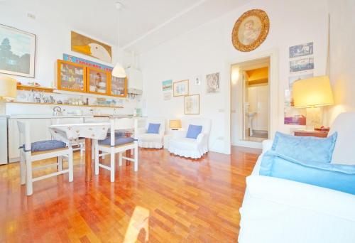 sala de estar con muebles blancos y mesa en DolceVita Apartments N 241, en Venecia