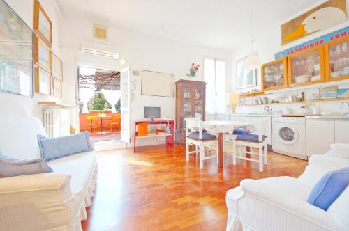 sala de estar con muebles blancos y mesa en DolceVita Apartments N 241, en Venecia