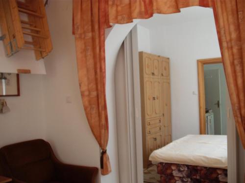 um quarto com uma cama e uma porta aberta em Apart Hévízi Ház em Hévíz