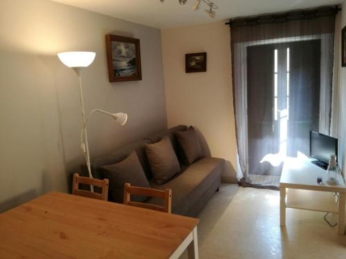 una sala de estar con un sofá y una mesa en APARTAMENTOS POBRA-CASTELO, en Pobra do Caramiñal