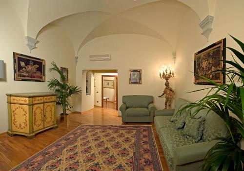 フィレンツェにあるMichelangiolo Penthouseのリビングルーム(ソファ、テーブル付)