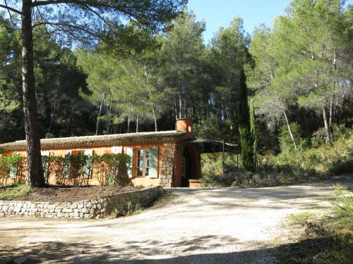 une maison dans les bois avec une allée dans l'établissement La Petite Yolande, à Aix-en-Provence