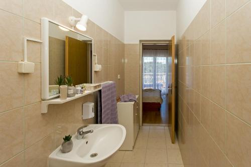 y baño con lavabo y espejo. en Vucic Apartments, en Hvar