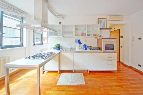 een keuken met witte kasten en een fornuis met oven bij DolceVita Apartments N 329 in Venetië