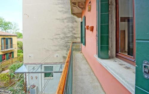 威尼斯的住宿－DolceVita Apartments N 331，建筑中一个空阳台,有窗户