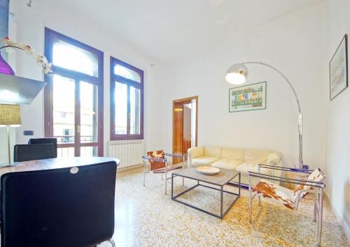 威尼斯的住宿－DolceVita Apartments N 331，客厅配有沙发和桌子