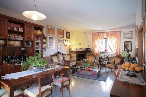 sala de estar con mesa, sillas y chimenea en Casa Mastronardi, en Castellana Grotte