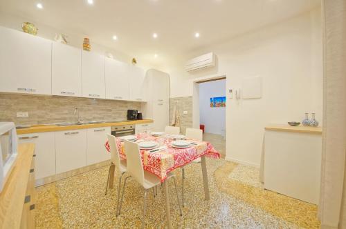 ヴェネツィアにあるDolceVita Apartments N 374のキッチン(テーブル、椅子付)