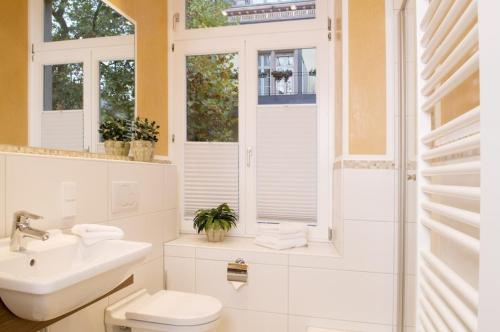 bagno bianco con lavandino e servizi igienici di GuestHouse Heidelberg a Heidelberg