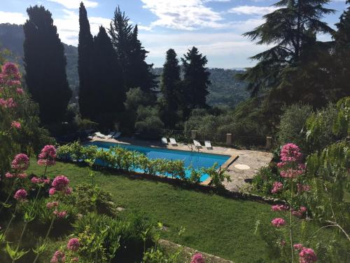 - une piscine dans un jardin fleuri dans l'établissement Residence Lou Naouc, à Grasse
