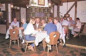 un groupe de personnes assises à une table dans une pièce dans l'établissement Altstadtgasthof Krone, à Eschwege