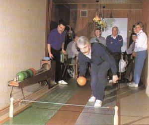 un homme fait une partie de bowling dans l'établissement Altstadtgasthof Krone, à Eschwege