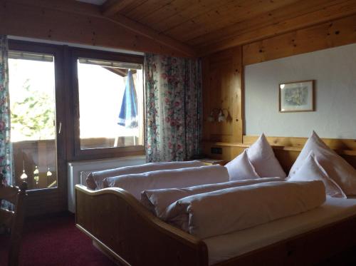 Posteľ alebo postele v izbe v ubytovaní Hotel Garni Almhof