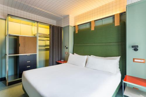Un ou plusieurs lits dans un hébergement de l'établissement Room Mate Collection Giulia, Milan
