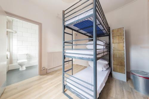 بوب لوف @ ذا جرين مان، بادينجتون في لندن: سرير بطابقين في غرفة مع مرحاض