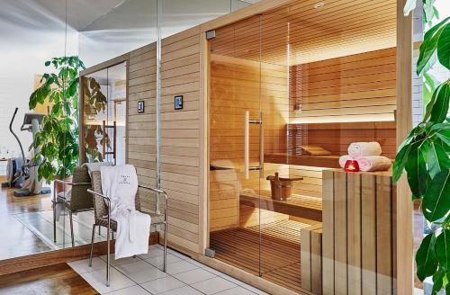 Habitación con sauna y pared de cristal. en Hôtel Juana, en Juan-les-Pins