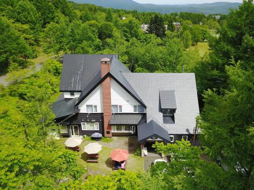 an aerial view of a house with umbrellas at White Rose Inn in Hachimantai