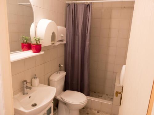 e bagno con servizi igienici, lavandino e doccia. di Balkan Soul Hostel a Belgrado